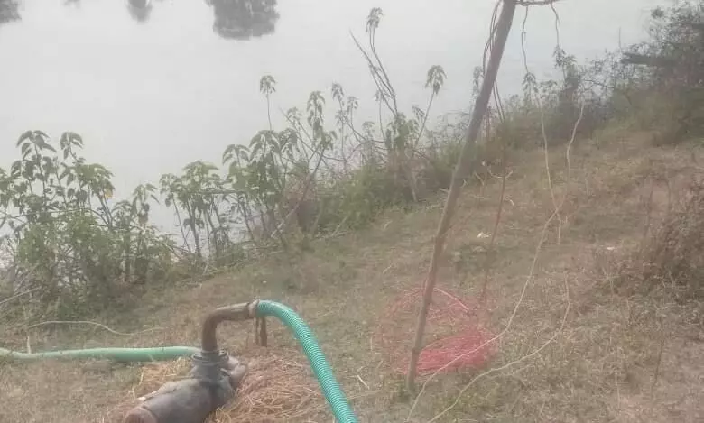 सरकारी तालाब का पानी बेंच रहे सरपंच पति व रोजगार सहायक सरकारी तालाब का पानी बेंच रहे सरपंच पति व रोजगार सहायक