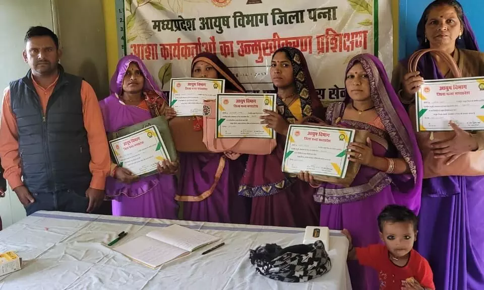 आयूष विभाग ने आशा कार्यकर्ताओं को दिया प्रशिक्षण, वितरित किए प्रमाण पत्र आयूष विभाग ने आशा कार्यकर्ताओं को दिया प्रशिक्षण, वितरित किए प्रमाण पत्र