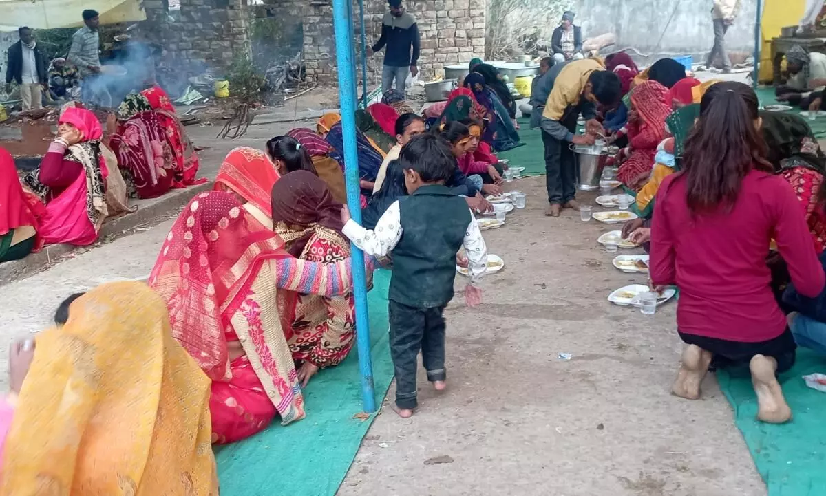 चौमुखनाथ पहुँचे हजारों श्रद्धालु भगवान भोलनाथ का किया अभिषेक चौमुखनाथ पहुँचे हजारों श्रद्धालु भगवान भोलनाथ का किया अभिषेक