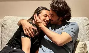 पत्नी नम्रता के साथ महेश बाबू ने फैंस को दी नए साल की बधाई