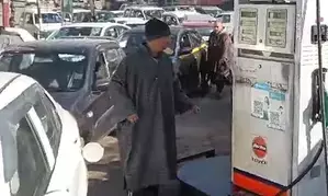 जम्मू-कश्मीर में पेट्रोल पंपों पर भीड़, खाली हो रहे फिलिंग स्टेशन