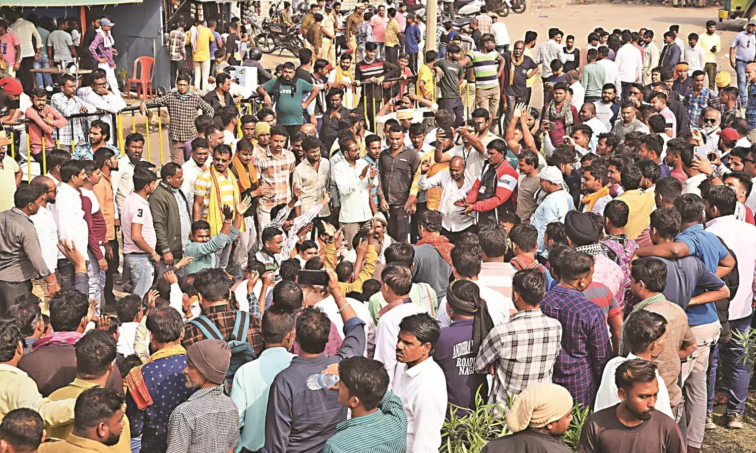 300 करोड़ का कारोबार प्रभावित, नए मोटर कानून के विरोध में प्रदर्शन