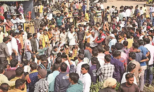 300 करोड़ का कारोबार प्रभावित, नए मोटर कानून के विरोध में प्रदर्शन 300 करोड़ का कारोबार प्रभावित, नए मोटर कानून के विरोध में प्रदर्शन