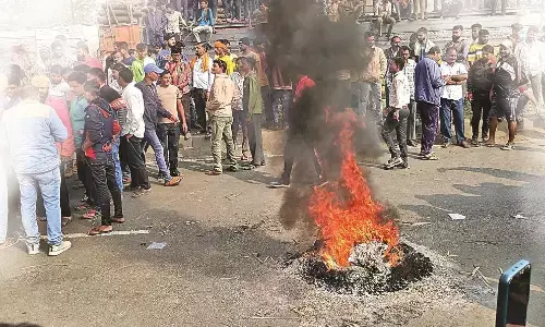 ट्रक चालकों का बेमियादी हड़ताल, मेहनत कर परिवार का खर्चा चलाते हैं, यह हमारा उत्पीड़न ट्रक चालकों का बेमियादी हड़ताल, मेहनत कर परिवार का खर्चा चलाते हैं, यह हमारा उत्पीड़न