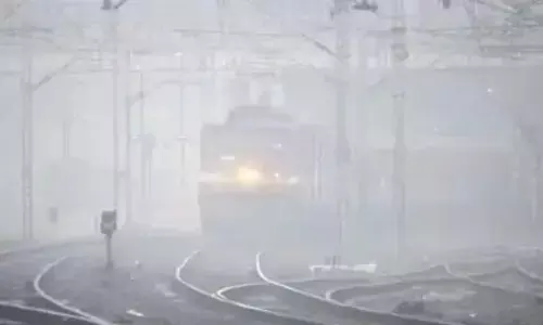 कोहरे से दो दर्जन से ज्यादा गाड़ियां लेट, हजारों यात्रियों का थर्टी फर्स्ट और नववर्ष ट्रेनों में मना कोहरे से दो दर्जन से ज्यादा गाड़ियां लेट, हजारों यात्रियों का थर्टी फर्स्ट और नववर्ष ट्रेनों में मना