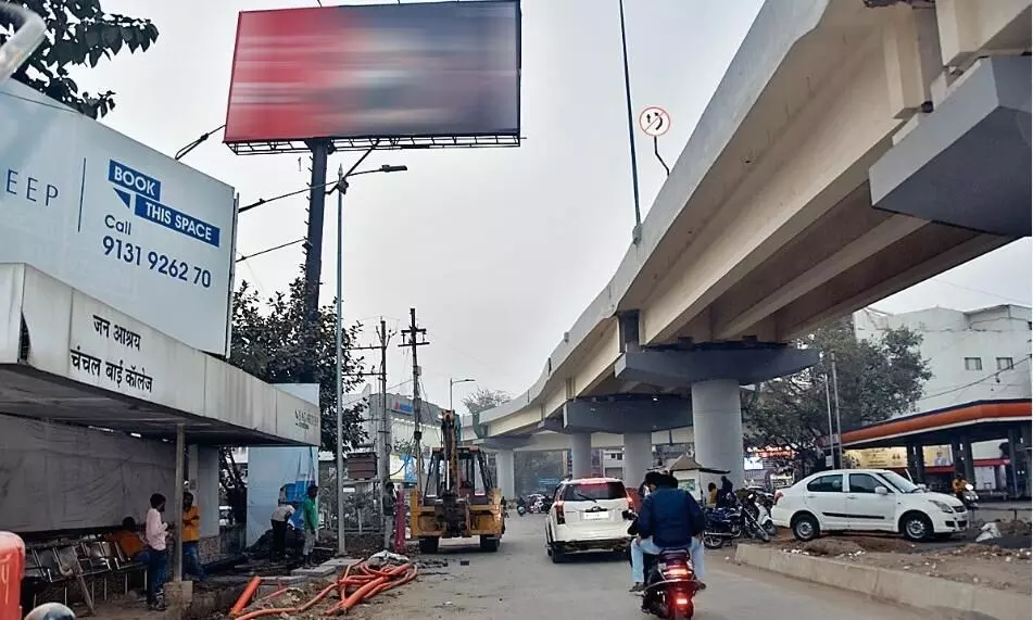 तेज आँधी-तूफान में सड़क पर गिर सकते हैं यूनिपोल्स तेज आँधी-तूफान में सड़क पर गिर सकते हैं यूनिपोल्स