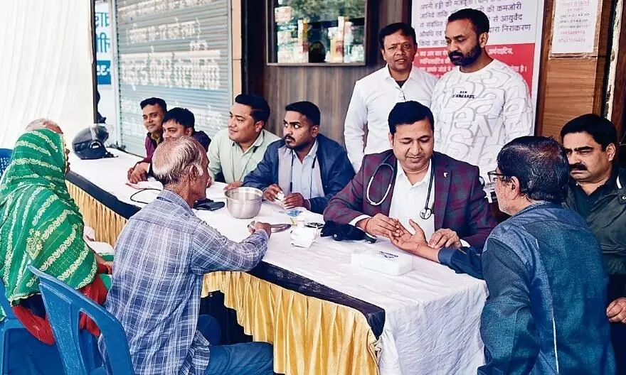 नि:शुल्क चिकित्सा शिविर में 110 मरीजों का इलाज नि:शुल्क चिकित्सा शिविर में 110 मरीजों का इलाज