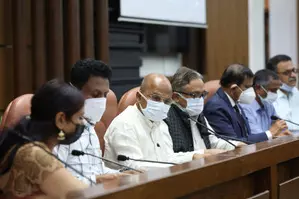 नए कोविड वेरिएंट के डर पर कर्नाटक के मंत्री ने कहा, घबराने की जरूरत नहीं नए कोविड वेरिएंट के डर पर कर्नाटक के मंत्री ने कहा, घबराने की जरूरत नहीं