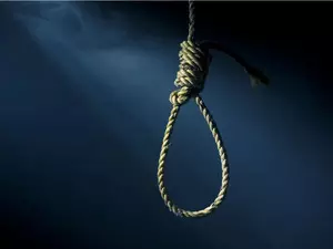 दिल्ली में व्यक्ति ने पंखे से फांसी लगाकर दी जान दिल्ली में व्यक्ति ने पंखे से फांसी लगाकर दी जान