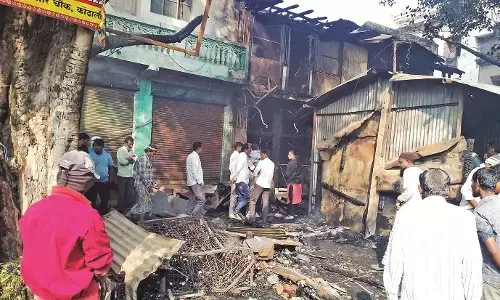 10 दुकानें आग से खाक, मची अफरा-तफरी