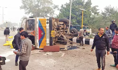 रोड डिवाइडर से टकराकर ट्रक पलटा