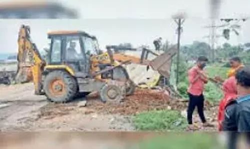 नाले पर किए 13 अवैध निर्माणकार्य जमींदोज