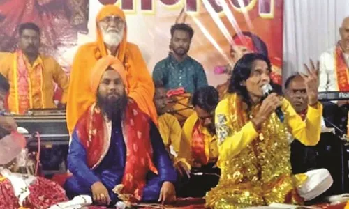 भोजन शरीर को तृप्त करता है और भजन आत्मा को भोजन शरीर को तृप्त करता है और भजन आत्मा को