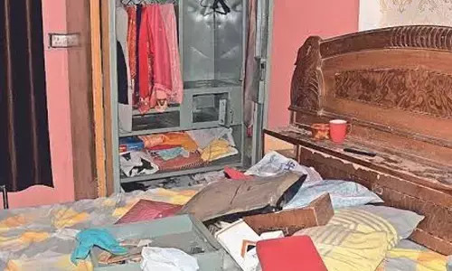 घर में चोरी कर रहे दो आरोपियों को लोगों ने पीटा घर में चोरी कर रहे दो आरोपियों को लोगों ने पीटा