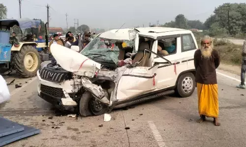 हाइवे पर ट्रैक्टर-ट्रॉली से भिड़ी कार तीन बच्चों समेत 9 लोग घायल
