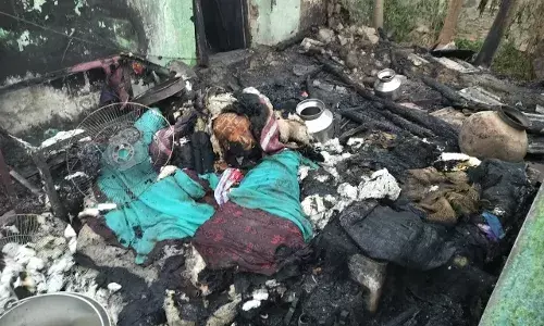 आग से कपास सहित जीवनावश्यक वस्तुएं जलकर खाक