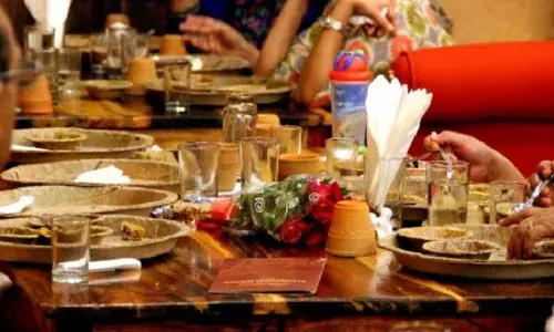 नए साल में 99% होटलों ने परोसा घटिया भोजन, एक रेस्टोरेंट बंद करने का नोटिस नए साल में 99% होटलों ने परोसा घटिया भोजन, एक रेस्टोरेंट बंद करने का नोटिस