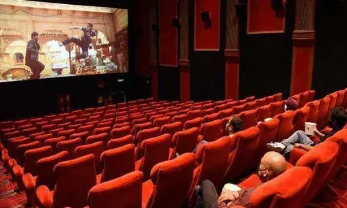 राज्य के 22 सिंगल स्क्रीन सिनेमा हॉल मालिकों ने डीसी नियम में बदलाव के लिए लगाई गुहार राज्य के 22 सिंगल स्क्रीन सिनेमा हॉल मालिकों ने डीसी नियम में बदलाव के लिए लगाई गुहार