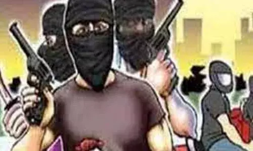 सोलापुर के बार्शी में एक बस्ती के दो किसानों के घर में डकैती