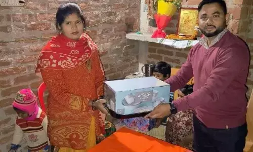 उज्जवला योजना लाभार्थी मीरा मांझी को पीएम मोदी ने लिखा पत्र, कहा - आपकी चाय पीकर प्रसन्नता हुई, भेजे अनोखे गिफ्ट उज्जवला योजना लाभार्थी मीरा मांझी को पीएम मोदी ने लिखा पत्र, कहा - आपकी चाय पीकर प्रसन्नता हुई, भेजे अनोखे गिफ्ट