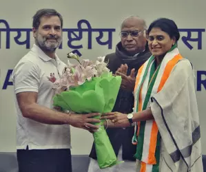 वाई.एस. शर्मिला की एंट्री से बदल सकता है आंध्र का सियासी समीकरण वाई.एस. शर्मिला की एंट्री से बदल सकता है आंध्र का सियासी समीकरण