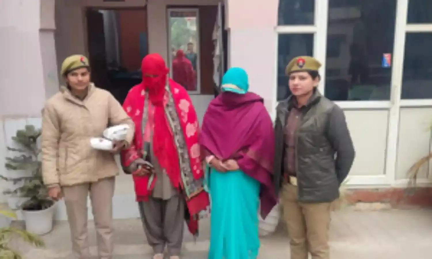दो महिला तस्कर गिरफ्तार, कब्जे से अवैध नशे का सामान बरामद
