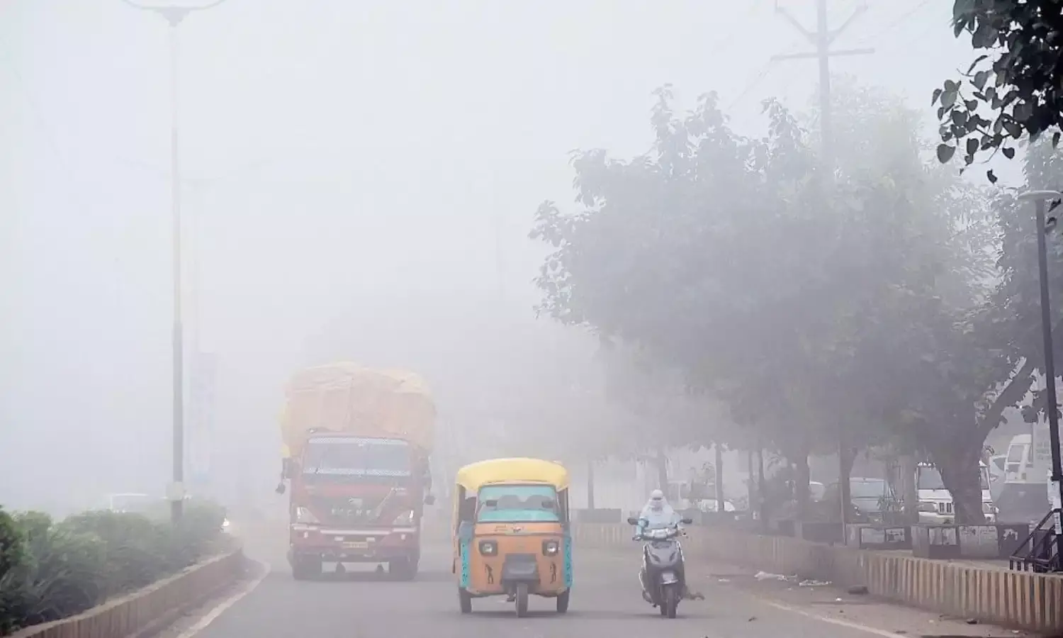 बादलों के चलते ठंड का अहसास कम