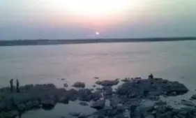बिहार के मुंगेर में गंगा में नाव पलटी, 6 लोग बाल-बाल बचे