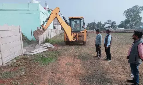 चंदनगांव की तीन अवैध कॉलोनियों पर निगम ने चलाया बुलडोजर