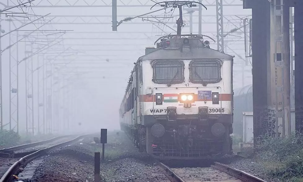 कोहरे से ट्रेन दुर्घटनाओं को रोकने उपयोग हो रहा फॉग सेफ्टी डिवाइस कोहरे से ट्रेन दुर्घटनाओं को रोकने उपयोग हो रहा फॉग सेफ्टी डिवाइस