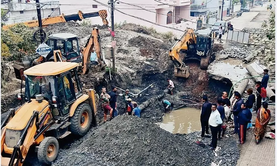 सीवर लाइन की खुदाई के दौरान लाइन फूटी, पानी के लिए हाहाकार सीवर लाइन की खुदाई के दौरान लाइन फूटी, पानी के लिए हाहाकार