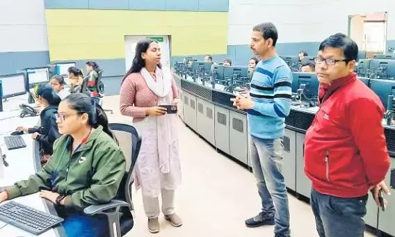 निरीक्षण के दौरान वार्डों में गंदगी देखकर भड़कीं निगमायुक्त