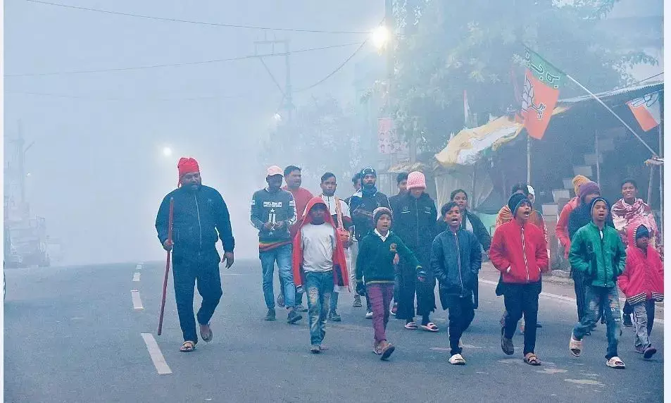 सुबह कोहरा, दोपहर में बादल छाये, अब हल्की बारिश के आसार