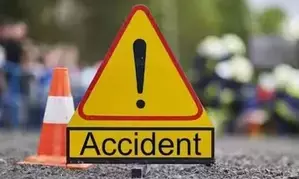 तेलंगाना में वैन ने ऑटो रिक्शा को टक्कर मारी, तीन की मौत, स्थानीय लोगों ने किया विरोध-प्रदर्शन