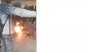मेरठ : उप जिलाधिकारी कार्यालय के बाहर किसान ने आत्मदाह का प्रयास किया, हालत गंभीर