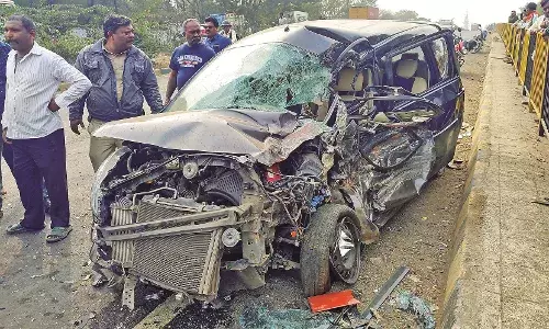 डिवाइडर से टकराकर हवा में उछली कार को ट्रक ने मारी टक्कर, 2 की मौत
