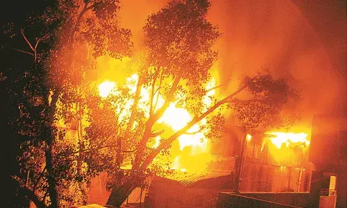 बिजली का तार टूटने से धमाके के बाद लगी आग, 1 की मौत