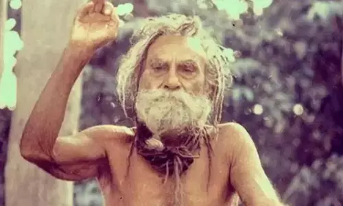 कौन थे वो चमत्कारी बाबा जिनकी राम मंदिर प्राण प्रतिष्ठा निमंत्रण बुकलेट में है तस्वीर? 33 साल पहले ही कर दी थी मंदिर निर्माण की भविष्यवाणी