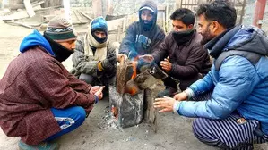 दिल्ली में लगातार तीसरे दिन ठिठुरन भरी ठंड, हवा की गुणवत्ता बहुत खराब दिल्ली में लगातार तीसरे दिन ठिठुरन भरी ठंड, हवा की गुणवत्ता बहुत खराब