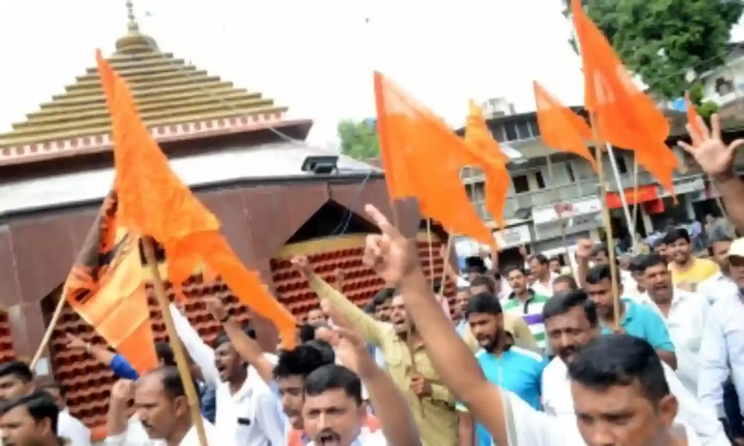 कर्नाटक : हिंदू कार्यकर्ताओं ने गिरफ्तार कार सेवक की रिहाई का जश्‍न मनाया