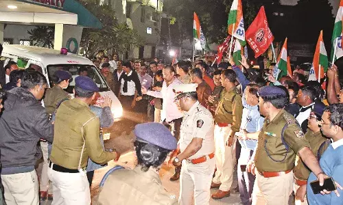एक्सीडेंट में घायल हुए रेल कर्मचारी की मौत पर रेलवे अस्पताल में हंगामा एक्सीडेंट में घायल हुए रेल कर्मचारी की मौत पर रेलवे अस्पताल में हंगामा