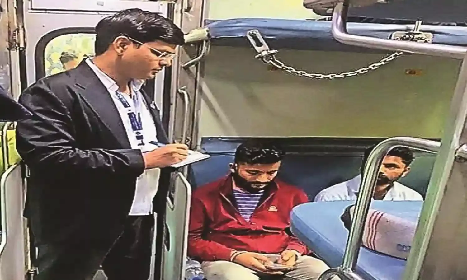 टिकट जांच मुहिम में 17 लाख से ज्यादा का जुर्माना वसूला