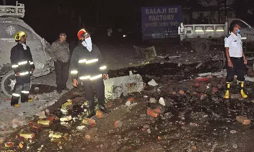 अमोनिया गैस सिलेंडर में विस्फोट, आइस फैक्ट्री के एक मजदूर की दर्दनाक मौत अमोनिया गैस सिलेंडर में विस्फोट, आइस फैक्ट्री के एक मजदूर की दर्दनाक मौत