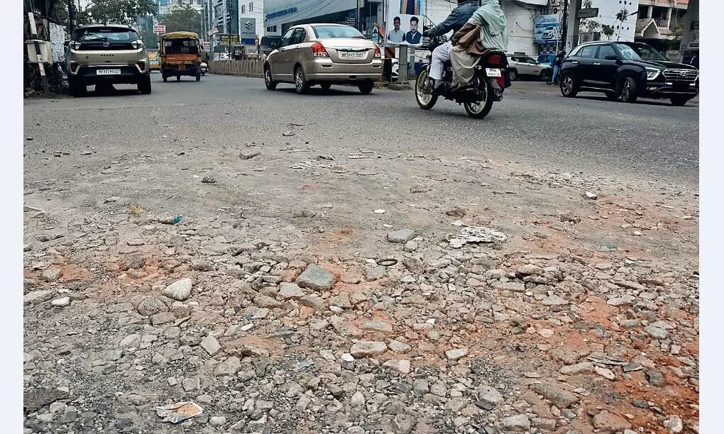 इस सड़क को बनाने के बाद भूल गया नगर निगम इस सड़क को बनाने के बाद भूल गया नगर निगम