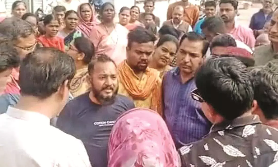 नागरिक और पूर्व नगरसेवक हुए सामने-सामने, श्रेय लेने को लेकर खूब मचा हंगामा