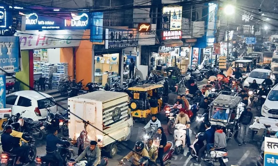 शाम ढलते ही इस मार्ग पर पैदल चलना मुश्किल भरा शाम ढलते ही इस मार्ग पर पैदल चलना मुश्किल भरा