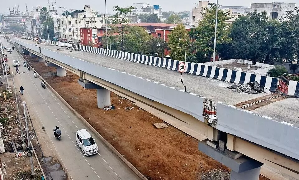 फ्लाईओवर का मध्य हिस्सा अब फरवरी में हो सकेगा शुरू फ्लाईओवर का मध्य हिस्सा अब फरवरी में हो सकेगा शुरू