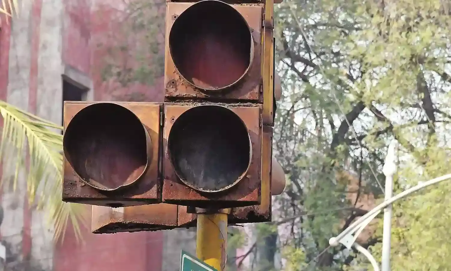एक करोड़ से अधिक का करार - सिग्नल पड़े बेकार, ठेका एजेंसी को लेकर अनदेखी