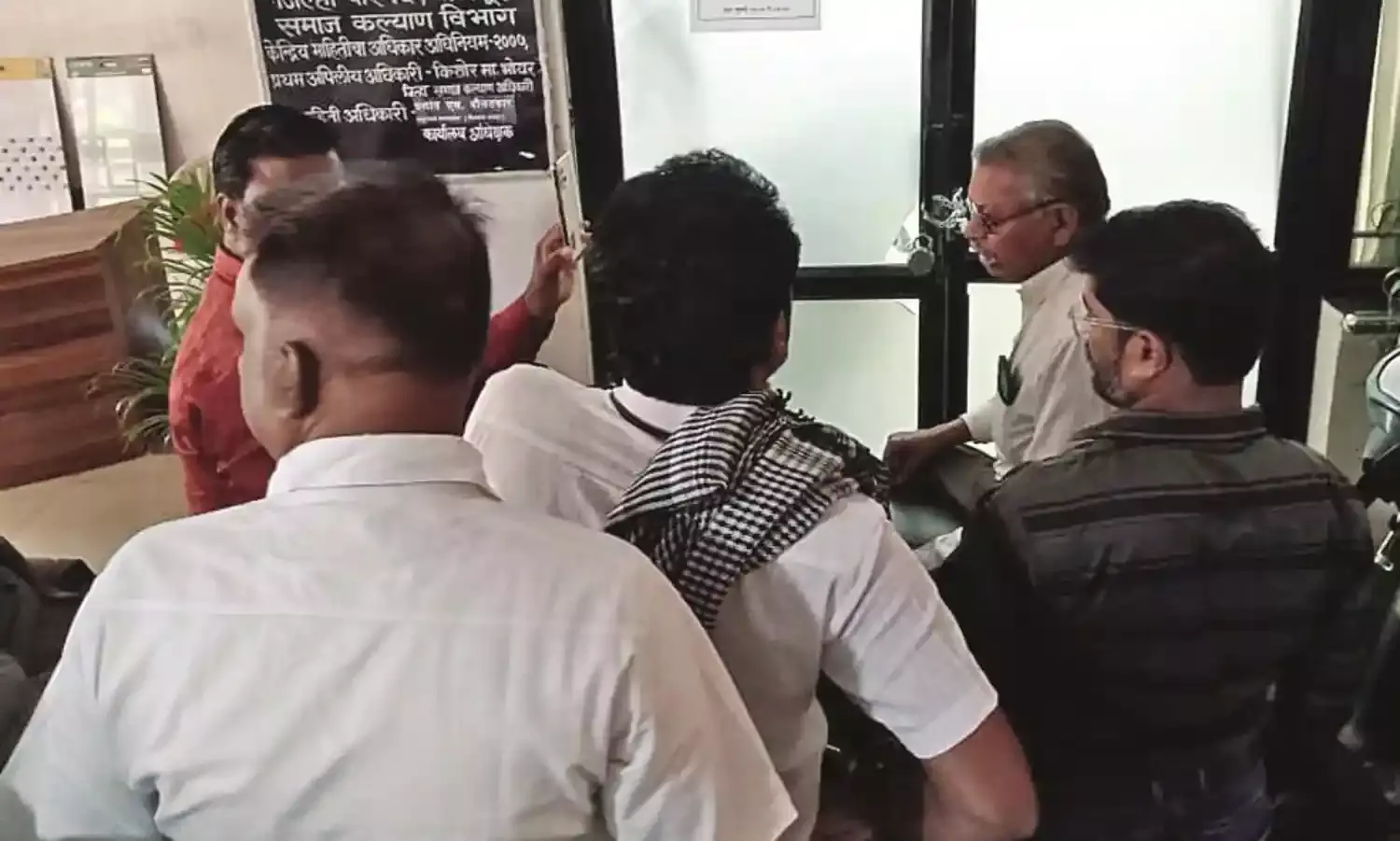 समाज कल्याण विभाग को लगाया ताला, दिव्यांगों की बार-बार गुहार के बावजूद मांगों पर गौर नहीं