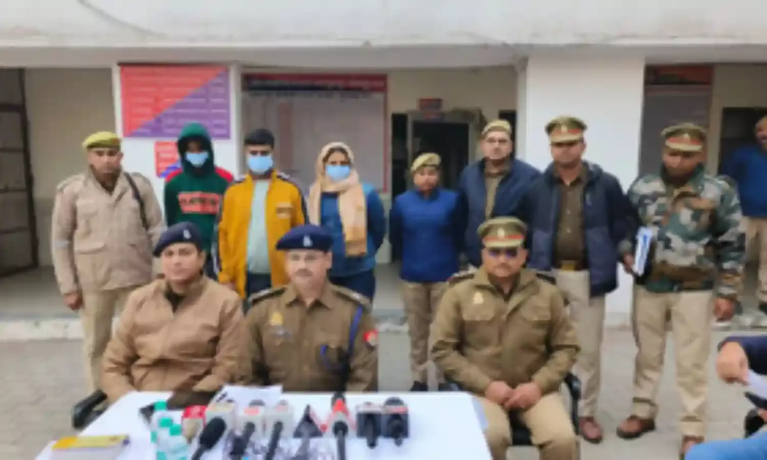 नाबालिग बेटी और अन्य लड़कियों के साथ लोगों से कर रही थी ठगी, मां-बेटी समेत 5 गिरफ्तार
